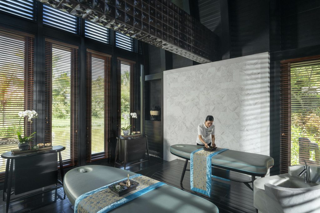 Spa-Lagoon-Villa-treatment-room-with-therapist-scaled