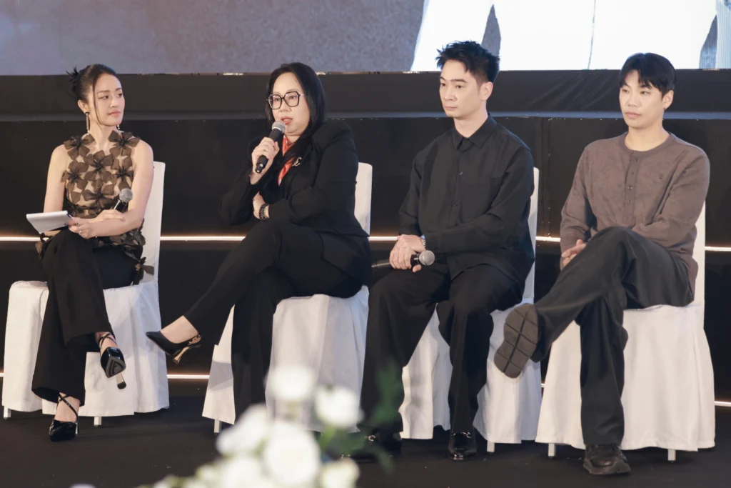 Đại diện ekip chương trình (Bà Ngô Thị Vân Hạnh - CEO YeaH1 Group, Giám đốc âm nhạc SLIMV, Mr. Ryu (1)