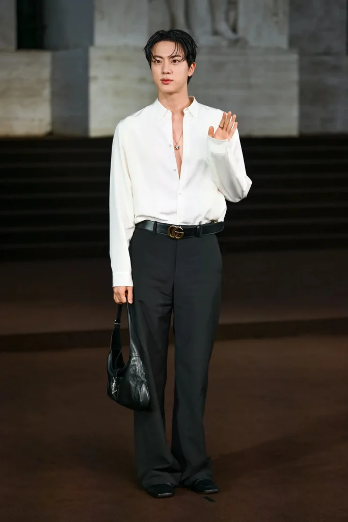 dau-an-jin-bts-tai-tuan-le-thoi-trang-milan-ss26